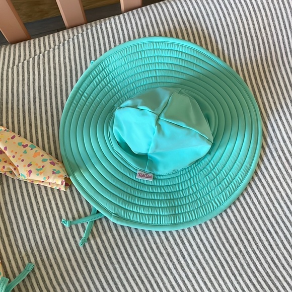 Ruffle Butts swimsuit and hat size 3-6 months - Picture 4 of 4